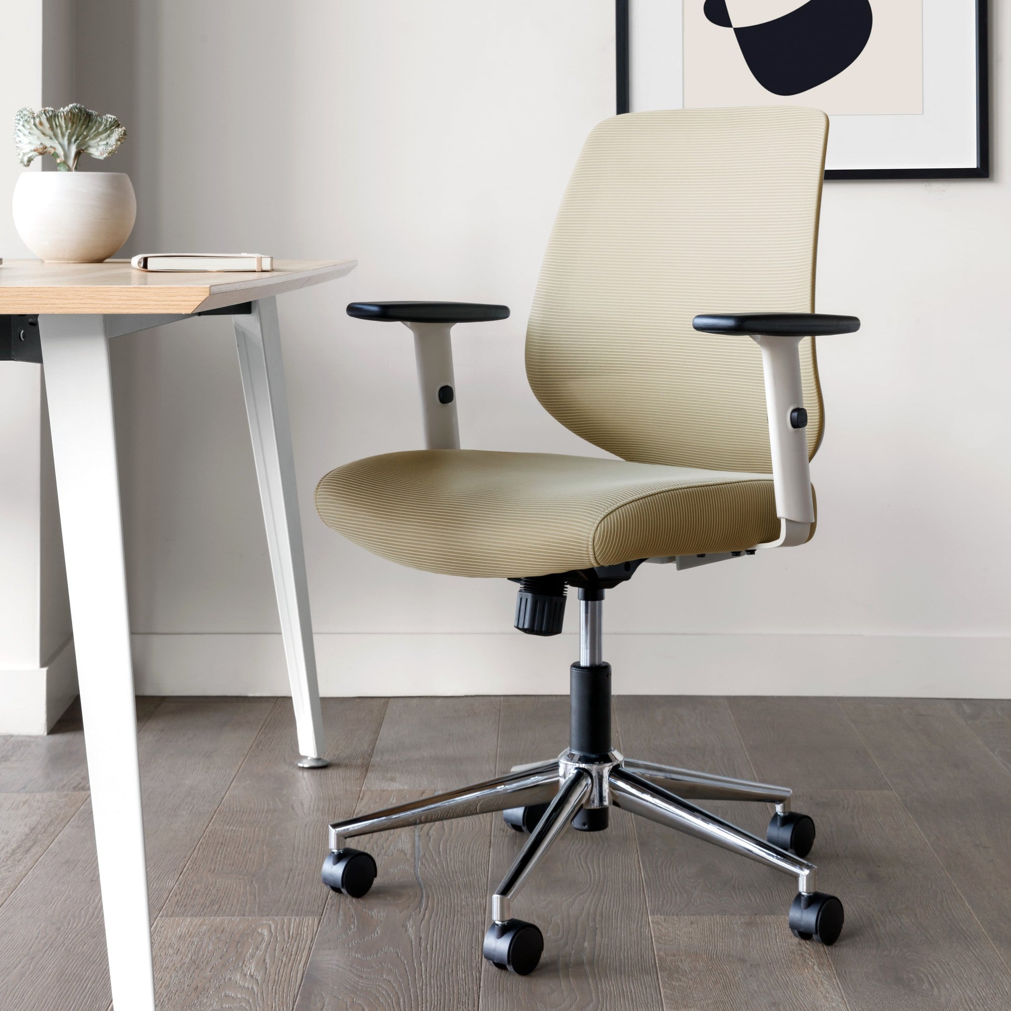 Daily 2024 task chair